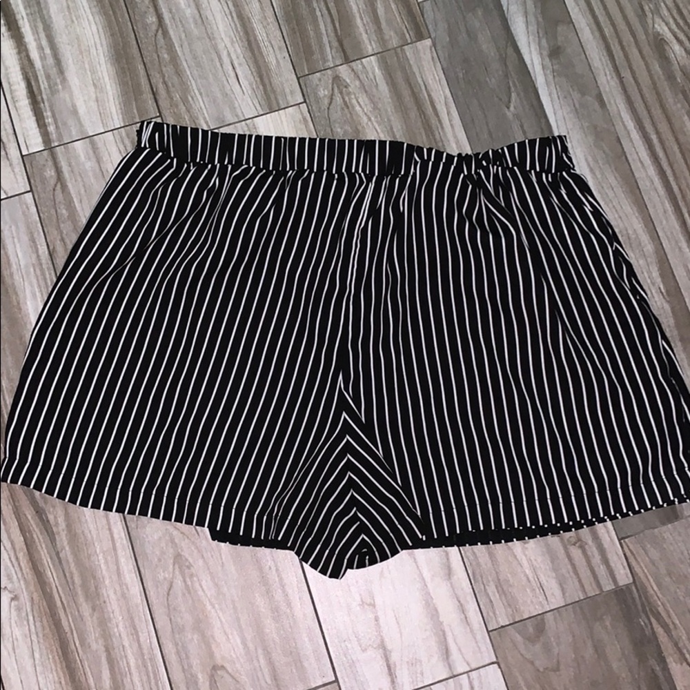 skort - Picture 2 of 2